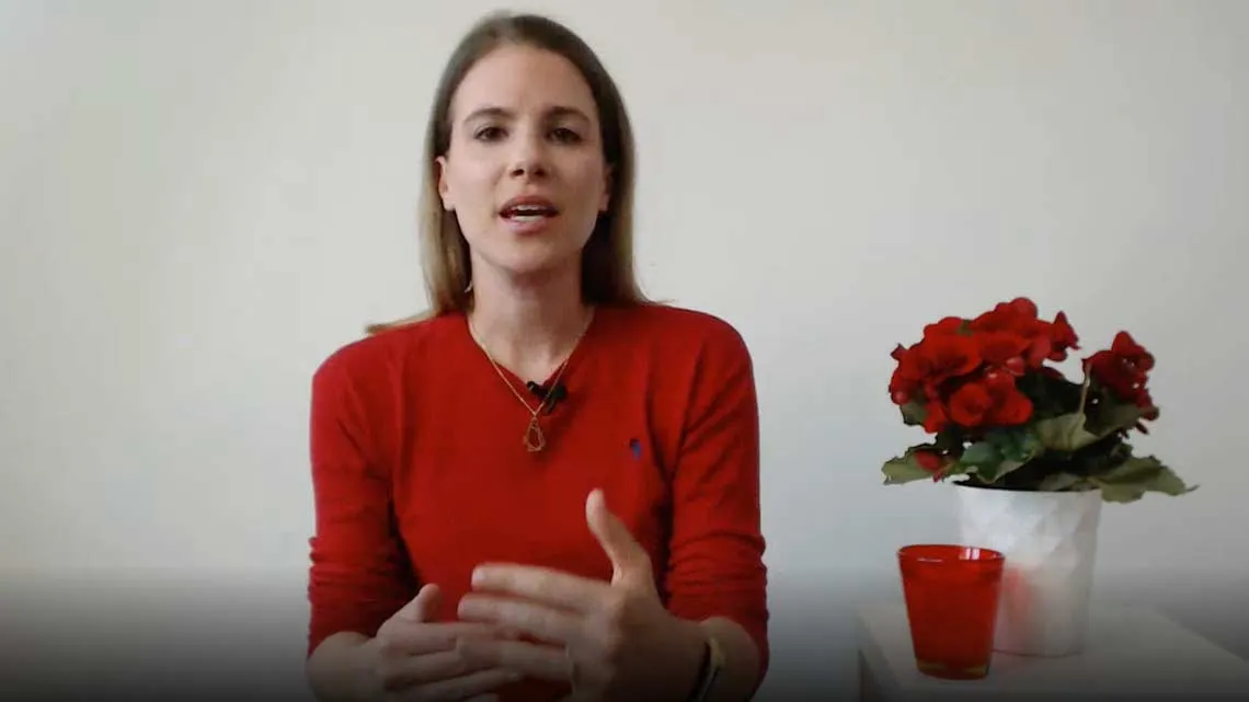 Verena Kunz spricht in die Kamera