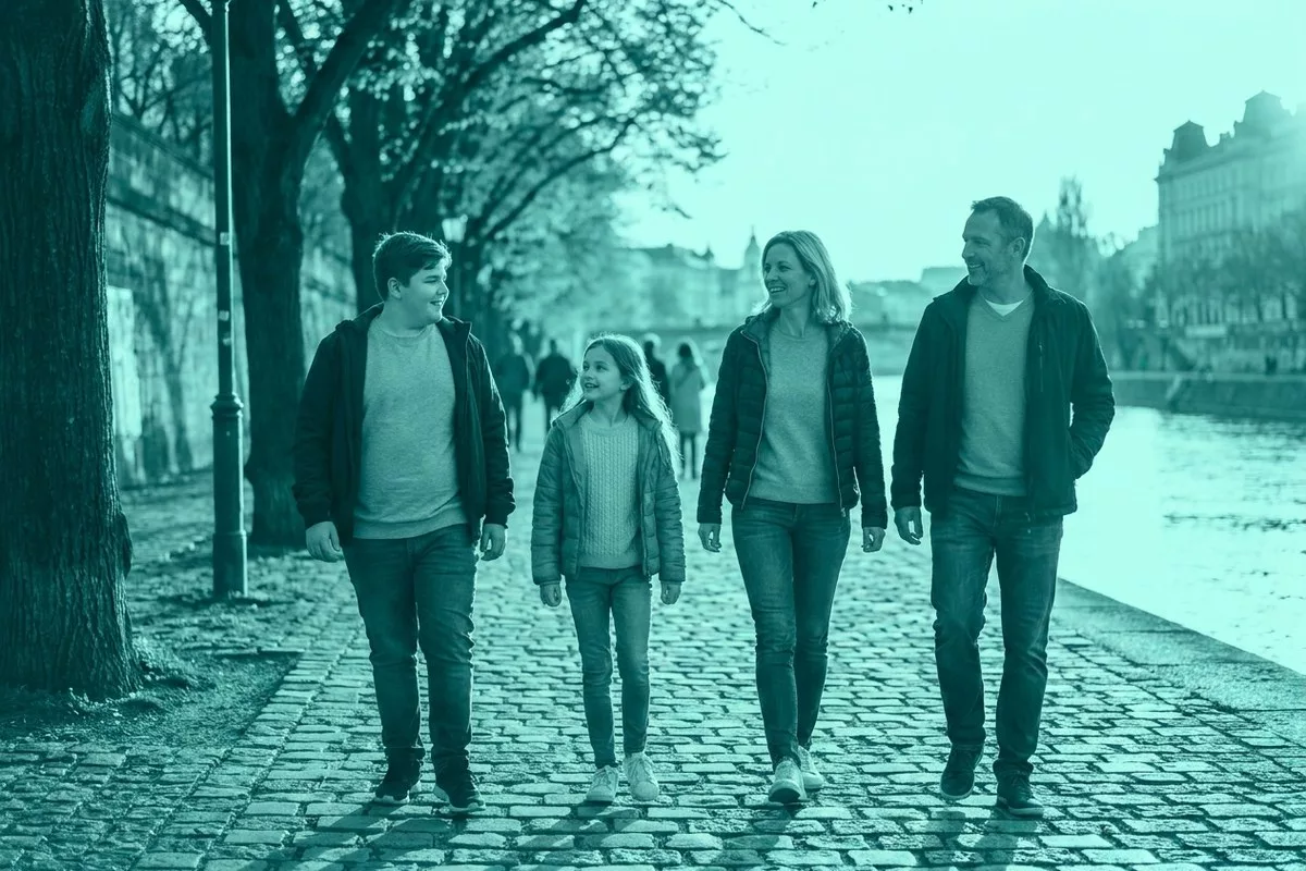 Eine Familie geht gemeinsam nach dem Abendessen spazieren